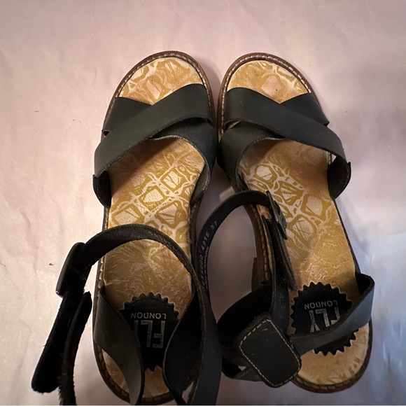Black leather sandals - Picture 2 of 7